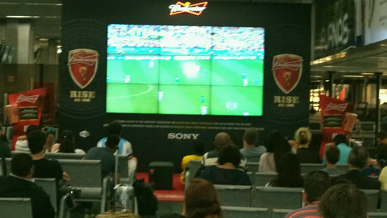 决赛球场内赛前准备实拍(赌转换:让出球权换空间)